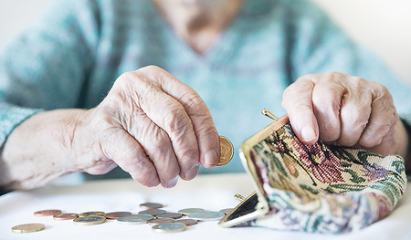 Durch Kinderbetreuungszeiten, der Pflege von Älteren sowie Teilzeitjobs entstehen bei Frauen Einkommenslücken, die sie schlimmstenfalls in die Armut stürzen können.      