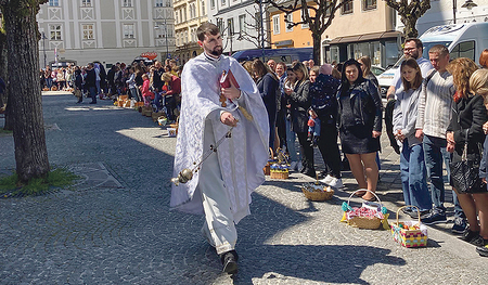 Pfarrer Andrii Kityk bei der Speisenweihe vor der Stadtpfarrkirche in Linz    