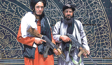 Taliban bewachen ein Provinzregierungsgebäude. AFP/APA