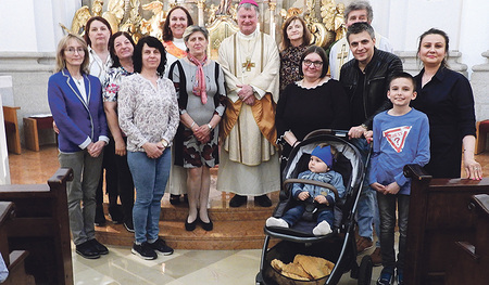 Bischof Scheuer, Pfarrer Prochac und Pastoralassistentin Samhaber mit 24-Stunden-Betreuerinnen und weiteren Gottesdienstbesucher:innen   