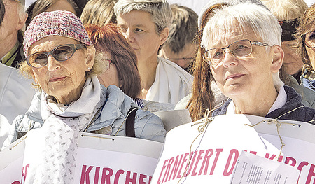 In Deutschland starteten Katholikinnen eine neue Aktion, um Reformforderungen Nachdruck zu verleihen.