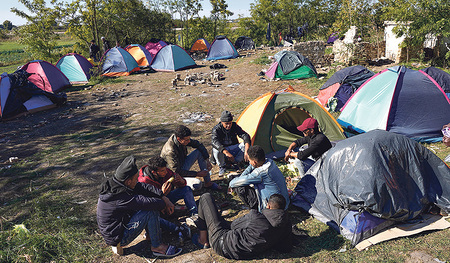 Geflüchtete in einem Zeltlager in der Nähe der ungarisch-serbischen Grenze, im Herzen der Balkanroute 
