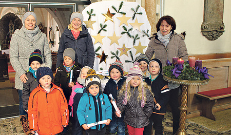 In der Pfarrkirche Kirchdorf am Inn können beim „Sternenstand“ die Impulse für die Adventsonntage abgeholt werden.  