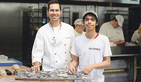 Robin (re.) hat große Freude am Flesserlmachen.   