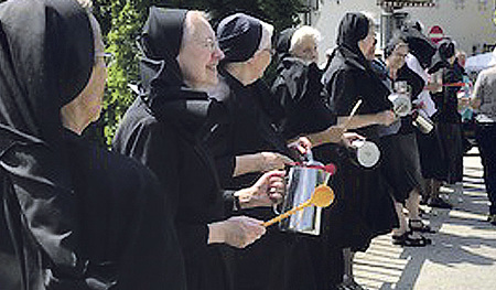 Protest in Vöcklabruck: Die Franziskanerinnen gehen für das Projekt „Die Brücke“ auf die Straße.   