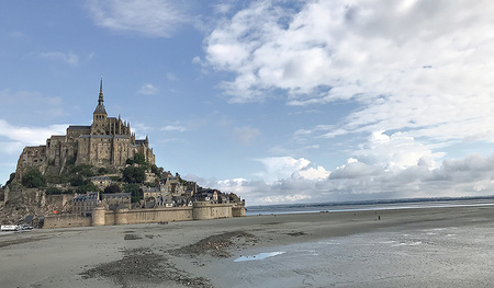 Mächtig steht auf der Kirchturmspitze eine vergoldete Statue des Erzengels Michael, der der Insel und dem Kloster den Namen gab.   