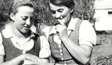 Nani (links) und Maridl  konnten sich aufeinander verlassen. Schon damals zeigt sich die spätere Sr. Innocentia willensstark, energisch und unerschrocken.       