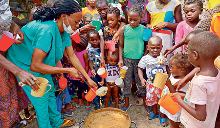 Die unterernährten Kinder werden mit PREMIX versorgt, einem Brei, der unter anderem aus Sojamehl, Öl und Zucker besteht. Finanziert wird das auch durch die Caritas Oberösterreich.
