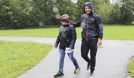 Mit verbundenen Augen geführt zu werden, braucht Vertrauen: Das Bild aus der Pfarre Weibern zeigt, dass der Firmpate auch in stürmischen Zeiten hinter seinem Patenkind steht.   