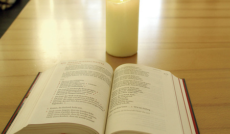 Gebet und Gottesdienst können auch mit einfachen Mitteln feierlich gestaltet werden.