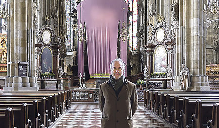 Erwin Wurm erfand den Pulli als Fastentuch für den Stephansdom.