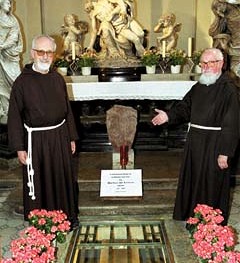 Am Grab von Marco d?Aviano (Wien, Kapuzinerkirche)v. li.: Mayerl, Undesser? Foto: Franz Josef Rupprecht GmbH, A-7123 M?nchhof, Raiffeisenkasse M?nchhof, Konto.-Nr.: 17.608