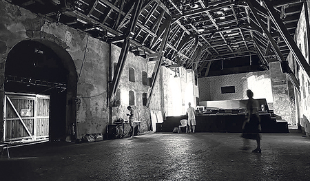 'Monks' startet in der Scheune: 150 Besucher/innen können pro Aufführung mitwandern.