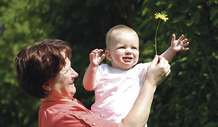 Baby greift nach Blume [ (c) www.BilderBox.com, Erwin Wodicka, Siedlerzeile 3, A-4062 Thening, Tel. + 43 676 5103678.Verwendung nur gegen HONORAR, BELEG,URHEBERVERMERK und den AGBs auf bilderbox.com](in an im auf aus als and beim mit einer einem eine