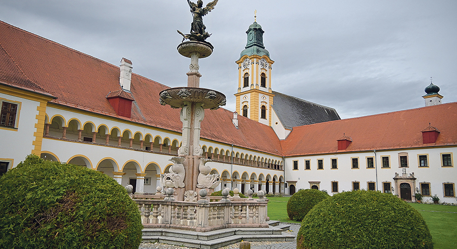 Der Hof des Augustiner-Chorherren-Stiftes Reichersberg mit seinem beeindruckenden Brunnen.     