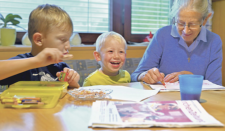 In der Bauernstube: Michael, der einmal Bauer werden will, sein kleiner Bruder Joseph und Oma Rosa.