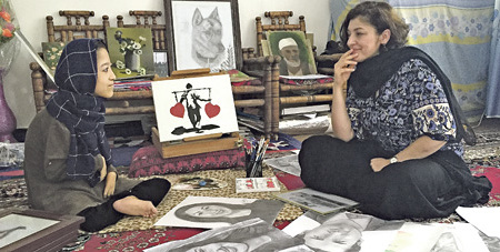 Nahid Shahalimi (rechts) wuchs in Afghanistan auf, musste als Kind aus ihrer Heimat fliehen und lebt heute in München. Ihr Weg führt sie immer wieder zurück zu ihren afghanischen Wurzeln. Als Künstlerin und Autorin zeigt sie das Leben von mutigen Fra