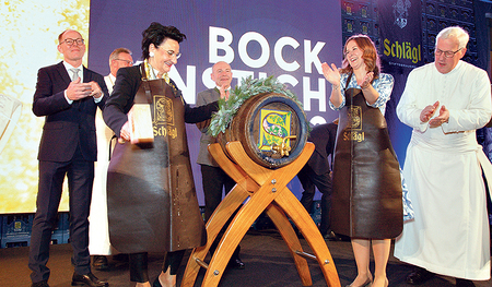 Mit Stiftsbrauerei-Betriebsleiterin Elfriede Haindl (links) und Staatssekretärin Claudia Plakolm (rechts) wurde heuer das Fass mit dem Doppelbock erstmals von zwei Frauen angeschlagen.   