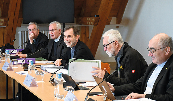 Bischof Wilhelm Krautwaschl von Graz (r.) hat das Medienreferat übernommen. Neben ihm (von rechts): Bischof Josef Marketz, Apostolischer Administrator Josef Grünwidl, Weihbischof Anton Leichtfried und Weihbischof Hansjörg Hofer. 