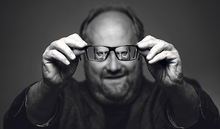 Günther Lainers Blick auf die Welt: „Das Problem der Liebe ist die Realität“ oder „Beziehungsarbeit wird am Arbeitsamt nicht angeboten.“ – Das sind Zitate aus seinem erfrischenden Buch „Lebensweisheiten, die keiner braucht“.