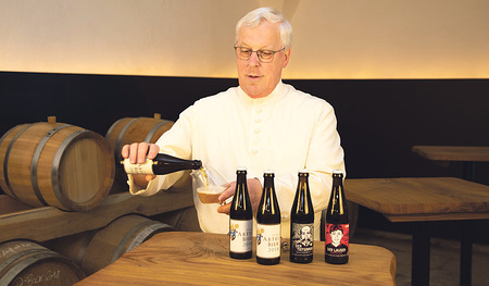 H. Markus Rubasch: Das „H.“ vor seinem Namen steht für „Herr“ und ist die Anrede für ein Mitglied einer Chorherren-Gemeinschaft. In den meisten anderen Ordensgemeinschaften ist die Anrede „Pater“ üblich.