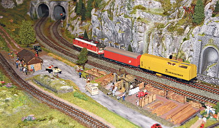 Bunt fahren die Züge durch die liebevoll gestaltete Landschaft