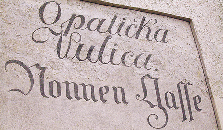 Zweisprachige Straßenbezeichnung in der Oberstadt von Zagreb.  