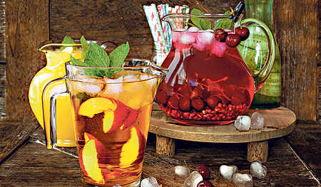 Eistee oder Bowle mit frischen Früchten sorgen für Abkühlung im Sommer.