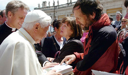 SS Benedetto XVI - Piazza San Pietro - Udienza Generale - 02/05/2007


 - (Copyright L'OSSERVATORE ROMANO - Servizio Fotografico - photo@ossrom.va)