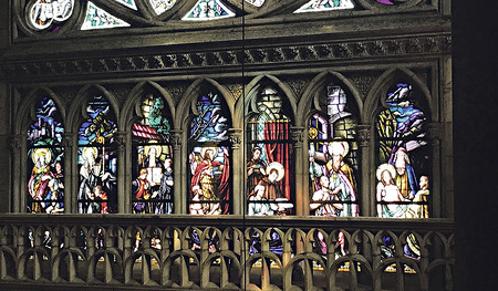 Das Friedensfenster des Linzer Mariendoms zeigt unter der Rosette die sieben Werke der Barmherzigkeit. Sie erinnern daran, dass stets für den Frieden gearbeitet werden muss.   