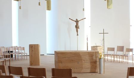 Eine interessanter moderner Rahmen für gotisch inspirierte Kunst: Seelsorgezentrum Lichtenberg