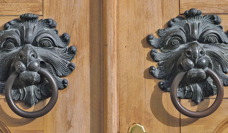 Das Domkapitel im schweizerischen Chur lehnte die Dreierliste des Papstes ab und verzichtete auf sein Recht zur Bischofswahl.  Im Bild: Die Eingangstür des Bischofssitzes von Chur.