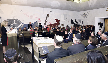 Die Präsidentin der Israelitischen Kultusgemeinde Linz, Dr. Charlotte Herman (links), bei ihrer Rede zum Gedenken, an dem Landeshauptmann Thomas Stelzer, Vizebürgermeisterin Karin Hörzing, Bischof Manfred Scheuer und Superintendent Gerold Lehner teil