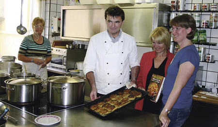 V?cklabruck, Weltladen und der sozial?konomische Betrieb Restaurant-Cafe Zur Br?cke kooperieren, fairbandeln sich zu Fairtrade-Wochen, Gasthaus-K?che, von links nach rechts, Mitarbeiterin der K?che, Gesch?ftsf?hrer Hans Brandst?tter, zwei Repr?sentat