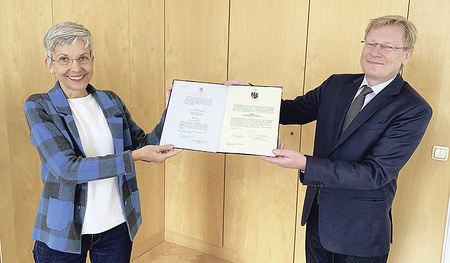 Rektor Univ.-Prof. Dr. Christoph Niemand überreicht Univ.-Prof. Dr. Susanne Gillmayr-Bucher die Ernennungsurkunde.  