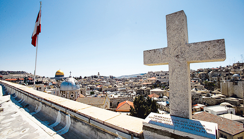 Das himmlische Jerusalem ist Ziel aller Pilgerwege des Glaubens. Im Bild: Blick auf das irdische Jerusalem vom Dach des Österreichischen Pilger-Hospizes.   