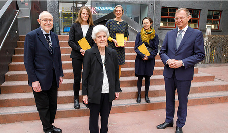 v.l. hinten: Die Autorinnen Elisa Frei, Martina Gugglberger und Alexandra Wachter. v.l. vorne: Josef Ehmer (Historiker und Zeitzeuge), Anna Hackl (Zeitzeugin)