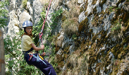 ?Vertical-limit & Team-spirit? mit Franz und Edith Gegenleitner f?r die Firmlinge der Pfarre Kirchdorf  
Bild: Abseilen beim Hungerturm der Burg Altpernstein; Daniela haengt in der Wand 