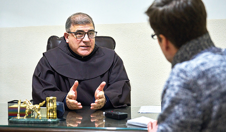 Pater Firas Lotfi leitet eine Niederlassung der Franziskaner in Damaskus. Dort sprach der österreichische Journalist Markus Schauta mit ihm über Syriens Zukunftsaussichten.   