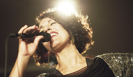 Nirit Sommerfeld singt Pop und Rap und hebräische, deutsche und jiddische Lieder und Balladen.   