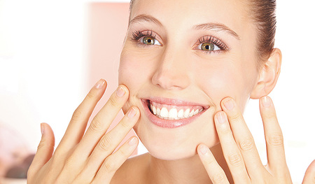 Eine schöne und gesunde Haut wünscht sich wohl jeder. Ein Stück weit kann die Ernährung dies beeinflussen.