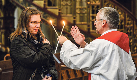 Die Sehnsucht nach Segen ist groß. Viele Menschen lassen sich am 3. Ferbuar den Blasiussegen spenden.      