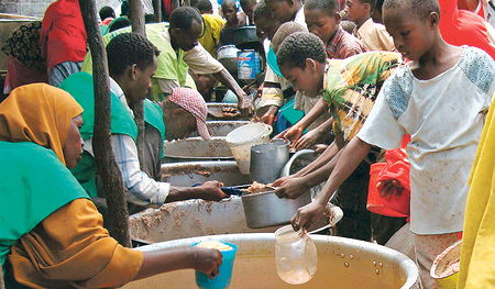 Eine Folge des Bevölkerungswachstums ist die Trinkwasser- und Nahrungsmittelknappheit vor allem in den armen Ländern des Südens wie Nigeria oder Niger.  