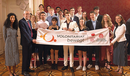 Volontär/innen mit Geschäftsführerin Mariama Sow (Volontariat bewegt), Bundespräsident Alexander Van der Bellen und General-sekretärin Ines Stilling (Sozialministerium). 