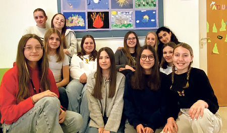   Die Eferdinger Schülerinnen vor ihrem Sonnengesangs-Wandbild.   