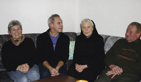 Arge Armut Wels MitarbeiterInnen in der Wohnung von Elisabeth Strutzenbergervon links: Elisabeth Strutzenberger, Sr. Rosmarie Falkner, Herbert Engelmayr, Franz Fath
