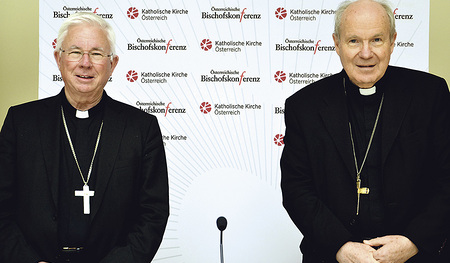 Kein Handschlag. Der große Abstand zwischen den Erzbischöfen zeigt keine Abneigung, sondern ist der Corona-Pandemie geschuldet. Kardinal Schönborn freut sich über seinen Nachfolger in der Bischofskonferenz. 