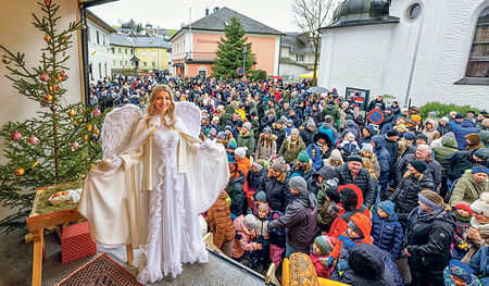 So wie hier in Vorderweißenbach war der Christkindl-Truck in den Gemeinden des Dekanats St. Johann am Wimberg ein Publikumsmagnet.  
