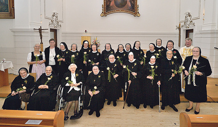 Die Jubilarinnen mit der Ordensleitung und den Zelebranten des Festgottesdienstes  