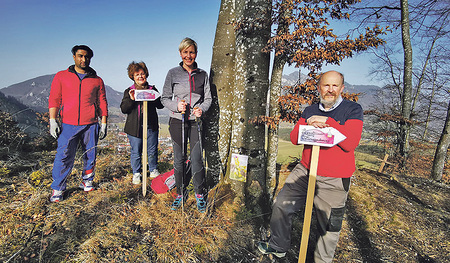 Beim Ausschildern des Weges.